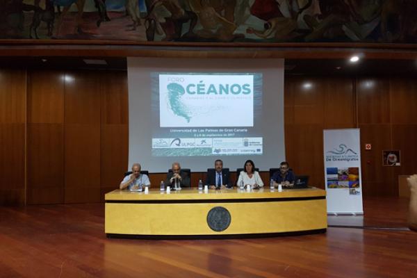 Imagen de la inauguración del Foro. En la mesa, de izda. a dcha.: José Juan Castro, Antonio Morales, el Rector Rafael Robaina, la Viceconsejera de Medio Ambiente del Gobierno de Canarias y el ponente inaugural, el Dr. Aridane González