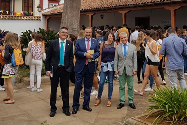 El Vicerrector de Internacionalización, el Rector Rafael Robaina y el Alcalde de Teror