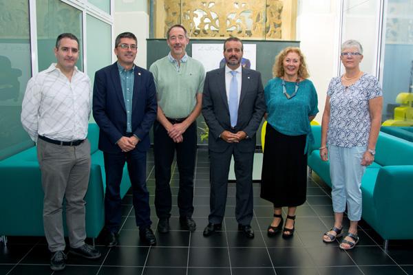 Foto de familia con el Rector Rafael Robaina, el Vicerrector Richard Clouet y los directores del Vicerrectorado de Internacionalización y Cooperación de la ULPGC