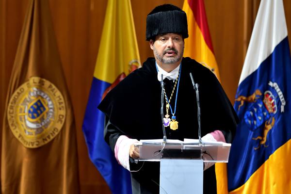 El Rector Robaina durante su discurso