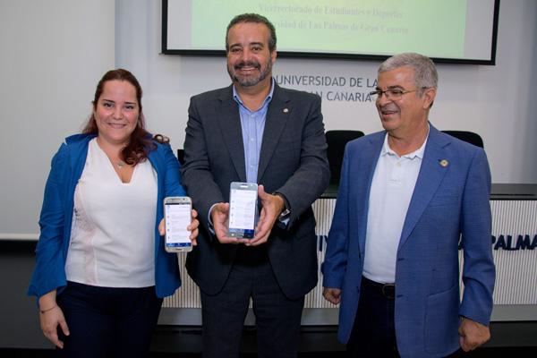 De izda. a dcha.: La Presidenta del Consejo de Estudiantes, el Rector Robaina y el Vicerrector Antonio S. Ramos