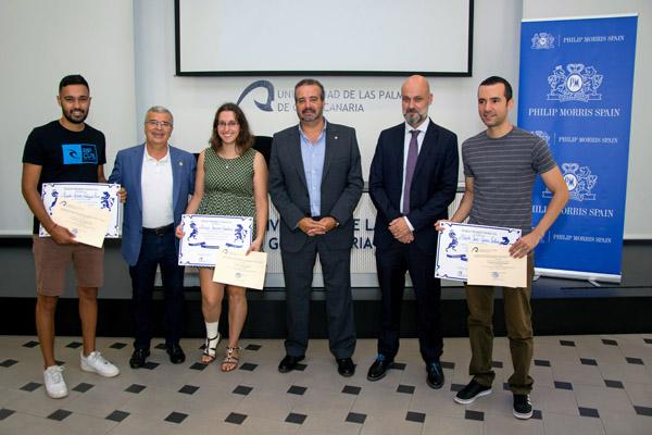 Foto de familia con algunos de los alumnos beneficiarios de las ayudas