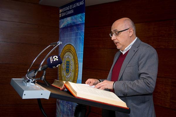 El Presidente del Cabildo de Gran Canaria, durante la lectura en el Campus del Obelisco