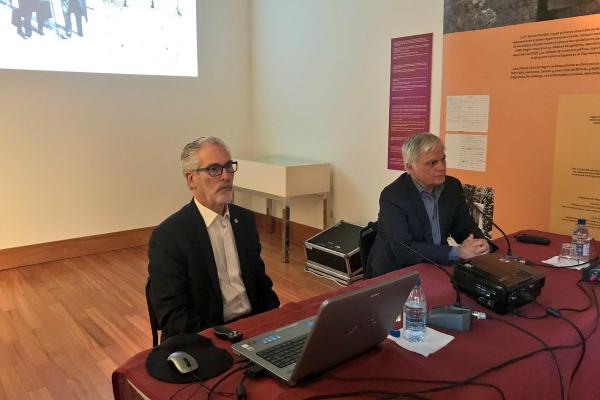 El ex Rector Josñé Regidor (i), junto con el Catedrático José Miguel Pérez, encargado de presentar la charla, en la Fundación Juan Negrín
