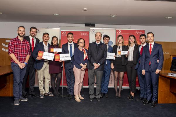 Foto de familia de los ganadores y finalistas
