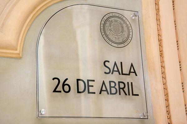 Detalle de la placa ubicada en la entrada de la Sala 26 de Abril