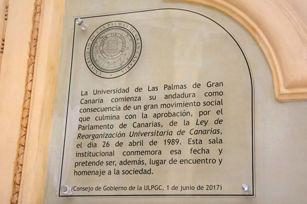 Detalle de la placa ubicada en la entrada de la Sala 26 de Abril