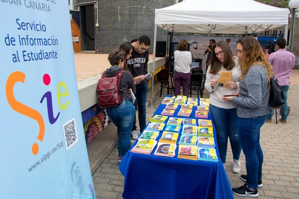 Imagen de la Muestra en el Patio de Humanidades