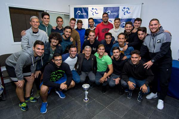 El Vicerrector de Estudiantes y Deportes junto con uno de los equipos del Trofeo Rector