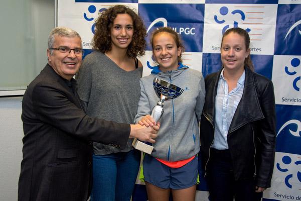 El Vicerrector de Estudiantes y Deportes junto con uno de los equipos del Trofeo Rector