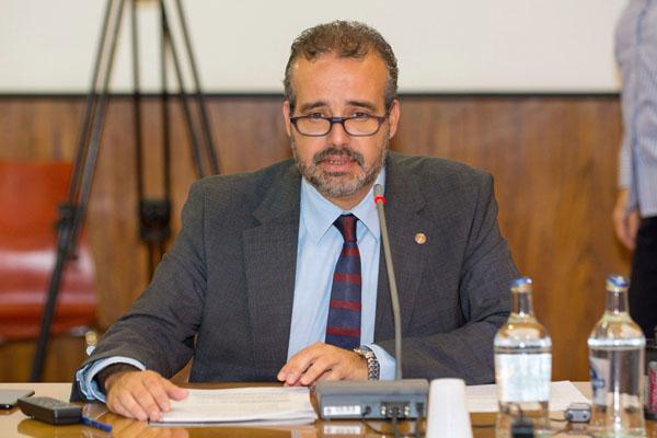 La sesión estuvo presidida por el Rector Rafael Robaina