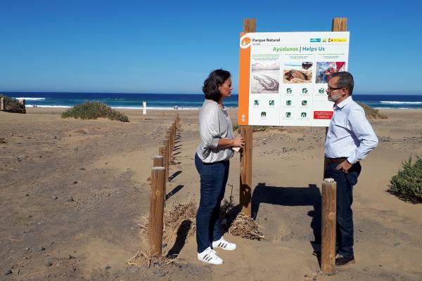 Marcial Morales y Natalia Évora junto a uno de los paneles informativos. Imagen: Cabildo de Fuerteventura