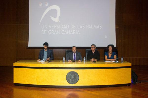 El Rector Robaina (2º por la izda) dio la bienvenida al alumnado que asistió a las conferencias