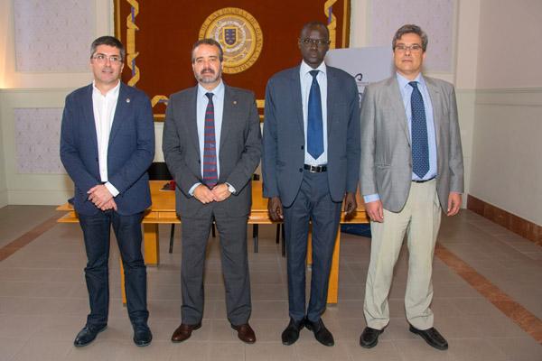 El Vicerrector Clouet, el Rector Robaina, el Médico Coronel Ibrahima Diouf y el Catedrático Juan Ruiz Alzola