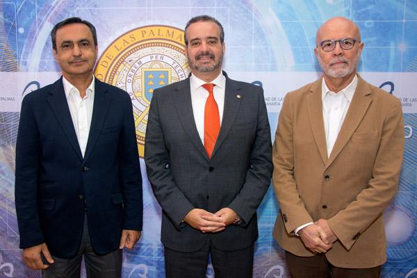 De izda. a dcha.: El Vicerrector Marcos Peñate, el Rector Rafael Robaina y el profesor Luis López Rivero