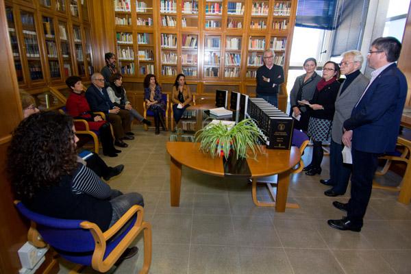 Otra imagen de la presentación de los volúmenes donados a la Biblioteca Universitaria