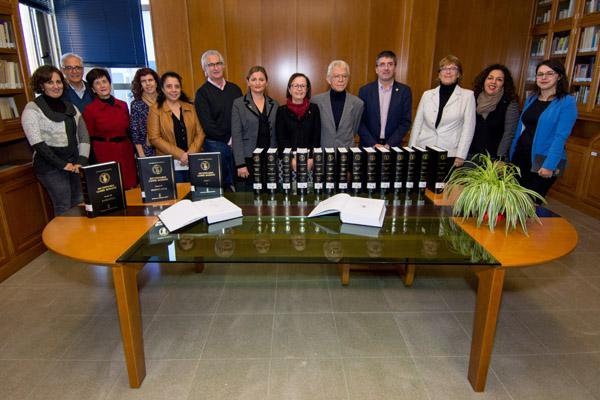 Foto de familia de los Vicerrectores de la ULPGC con el personal de la Biblioteca Universitaria y los representantes del Banco Internacional de Rumanía