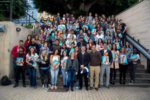 Foto de familia de todos los alumnos y alumnas con el Vicerrector Richard Clouet