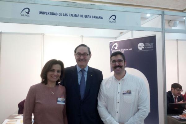 Los directores Pilar de Juan y Luis Alberto Henríquez (d), junto con el Embajador de España en Marruecos