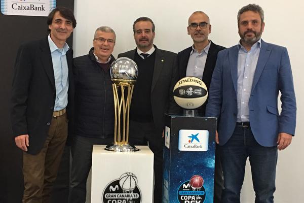 Imagen de los participantes con el Rector y el Vicerrector de Estudiantes y Deportes junto con la Copa del Rey de Balooncesto