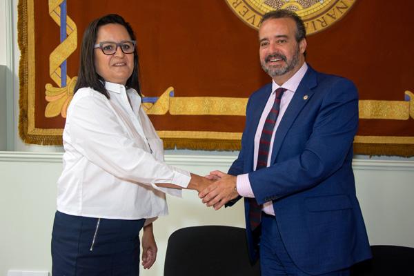 Esther Martel y el Rector Robaina estrechan las manos después de la firma del acuerdo