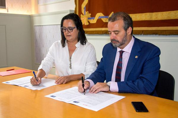 Otra imagen de la firma del convenio
