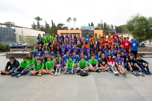 Foto de familia de todos los alumnos participantes con los organizadores