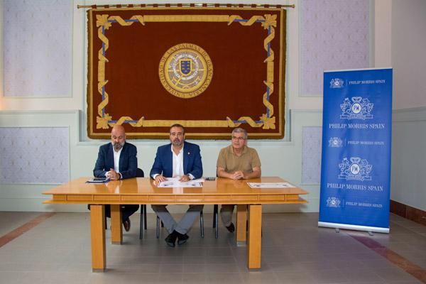 De izda. a dcha.: Pepe Segura, el Rector Robaina y el Vicerrector Antonio S. Ramos
