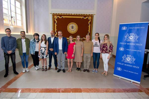Foto de familia con algunos de las alumnas y alumnos becados