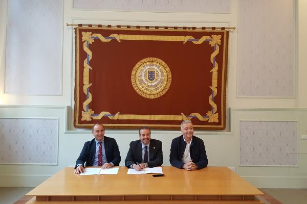Otra imagen de la firma del acuerdo de transferencia