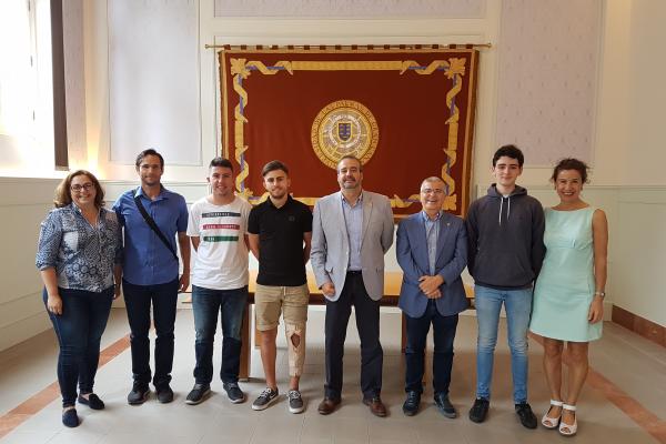 Los alumnos junto al Rector, el Vicerrector, sus tutores y la profesora coordinadora de la fase autonómica Silvia Sosa