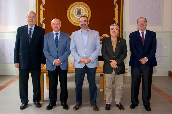 Foto de familia de los asistentes a la firma del acuerdo