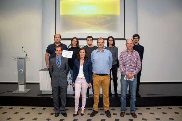 El equipo ganador junto al Vicerrector José Pablo Suárez y otros miembros de la organización del evento