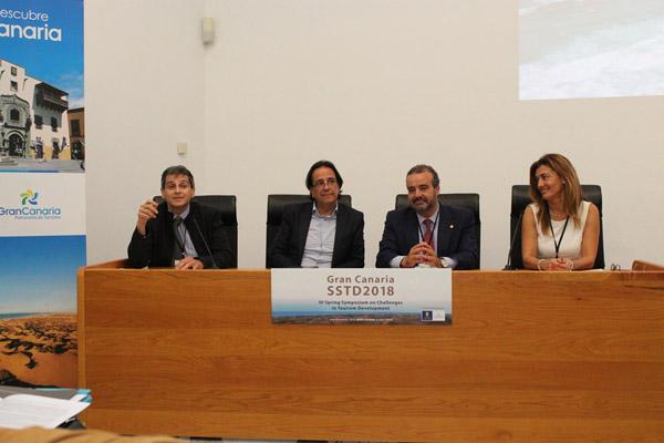 De izda. a dcha.: Carmelo León, Cristóbal de la Rosa, el Rector Robaina y Teresa Aguiar