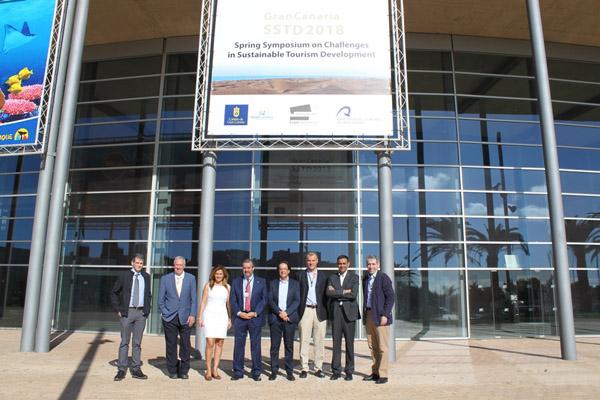 Foto de familia del Rector junto a organizadores y promotores