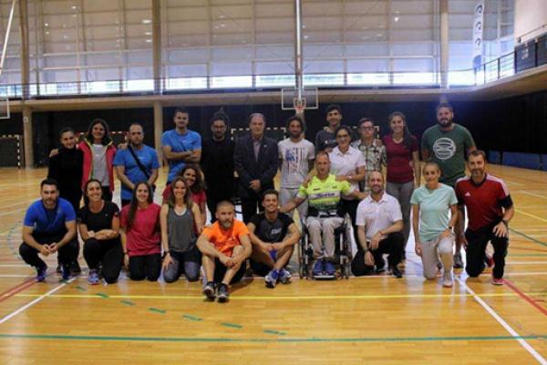 Foto de familia de los participantes en el Ãºltimo curso formativo con el Decano Antonio GonzÃ¡lez