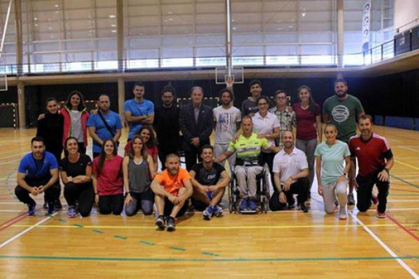 Foto de familia de los participantes en el último curso formativo con el Decano Antonio González