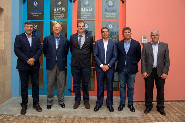 El Vicerrector José Pablo Suárez, junto a los catedrático Antonio Fernández (1º por la izda.) y Fernando Real (2º por la izda.), junto al consejero y director del Gobierno de Canarias