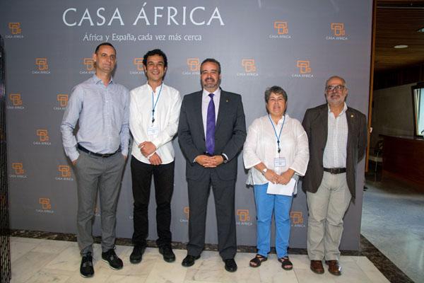 Foto de familia de los organizadores con el Rector Rafael Robaina (c)