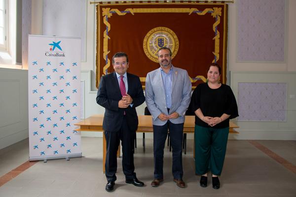 De izda. a dcha.: Juan Ramón Fuertes, el Rector Rafael Robaina y Soledad Griffone