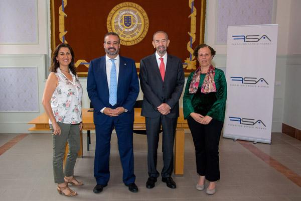 El Rector y el Presidente de la Fundación Sergio Alonso junto con la profesora Ofelia Betancor (d) y personal de la Fundación