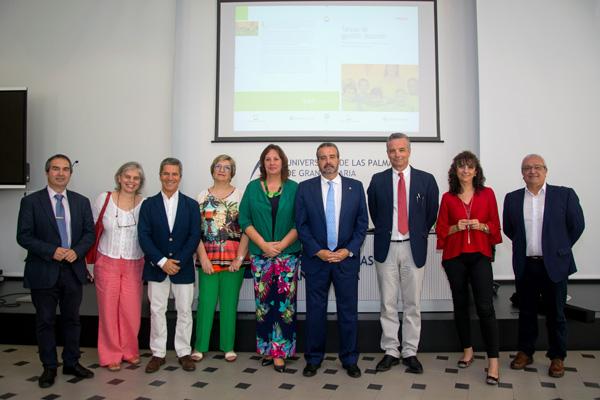 Foto de grupo de los participantes con el Rector Robaina y la Consejera de Educación Soledad Monzón