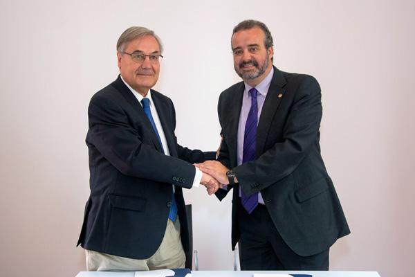 El Presidente de la Fundación Juan Negrín (i) y el Rector Rafael Robaina estrechan las manos tras la firma del convenio