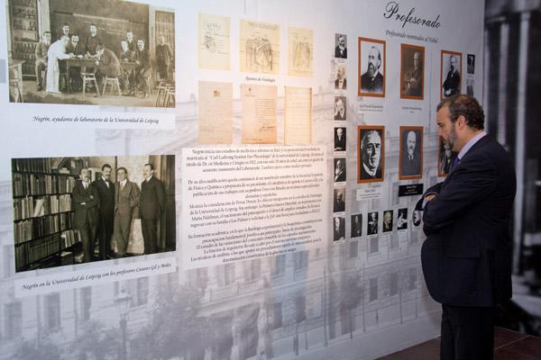 El Rector visita la exposición instalada en la Fundación Juan Negrín
