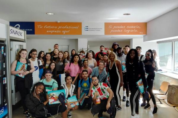 Foto de grupo de los alumnos de la Universidad de Middlesex en la FEET de la ULPGC
