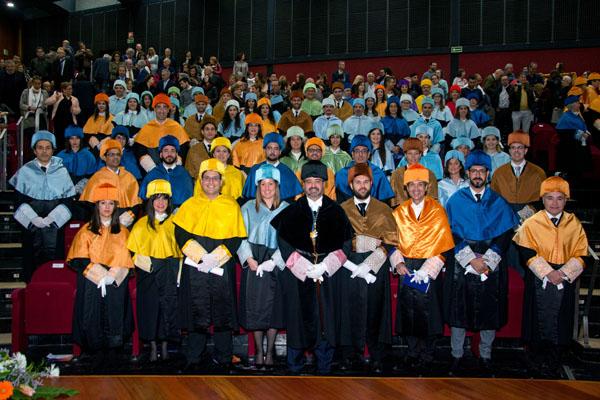 Foto de familia de los nuevos Doctores y Doctoras con el Rector de la ULPGC