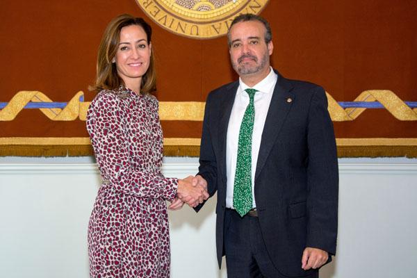 Raquel Montes y Rafael Robaina estrechan las manos tras la firma del acuerdo