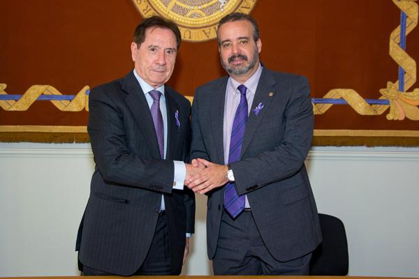 Juan Lorenzo Campos y Rafael Robaina estrechan las manos tras suscribir el convenio de colaboración