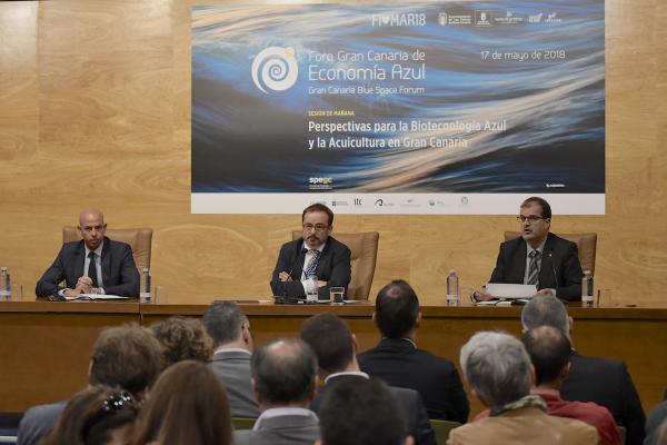 Imagen de la inauguración. De izda. a dcha.: Gonzalo Piernavieja, Raúl García Brink y el Vicerrector José Pablo Suárez