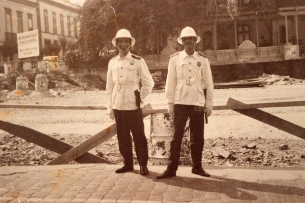 Dos guardias municipales, durante las obras para cubrir el barranco en los años 70. Archivo de la FEDAC- Colección de la Policía Local de Las Palmas de Gran Canaria.